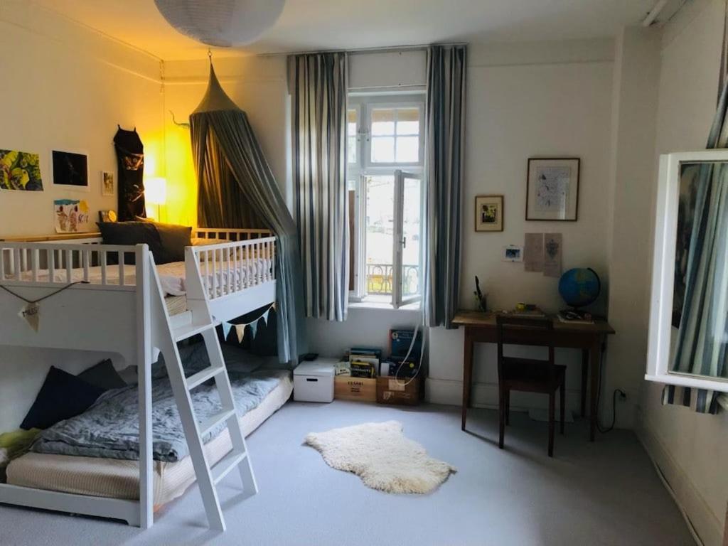 4 Story, 12 Beds, Near Eurovision Contest *