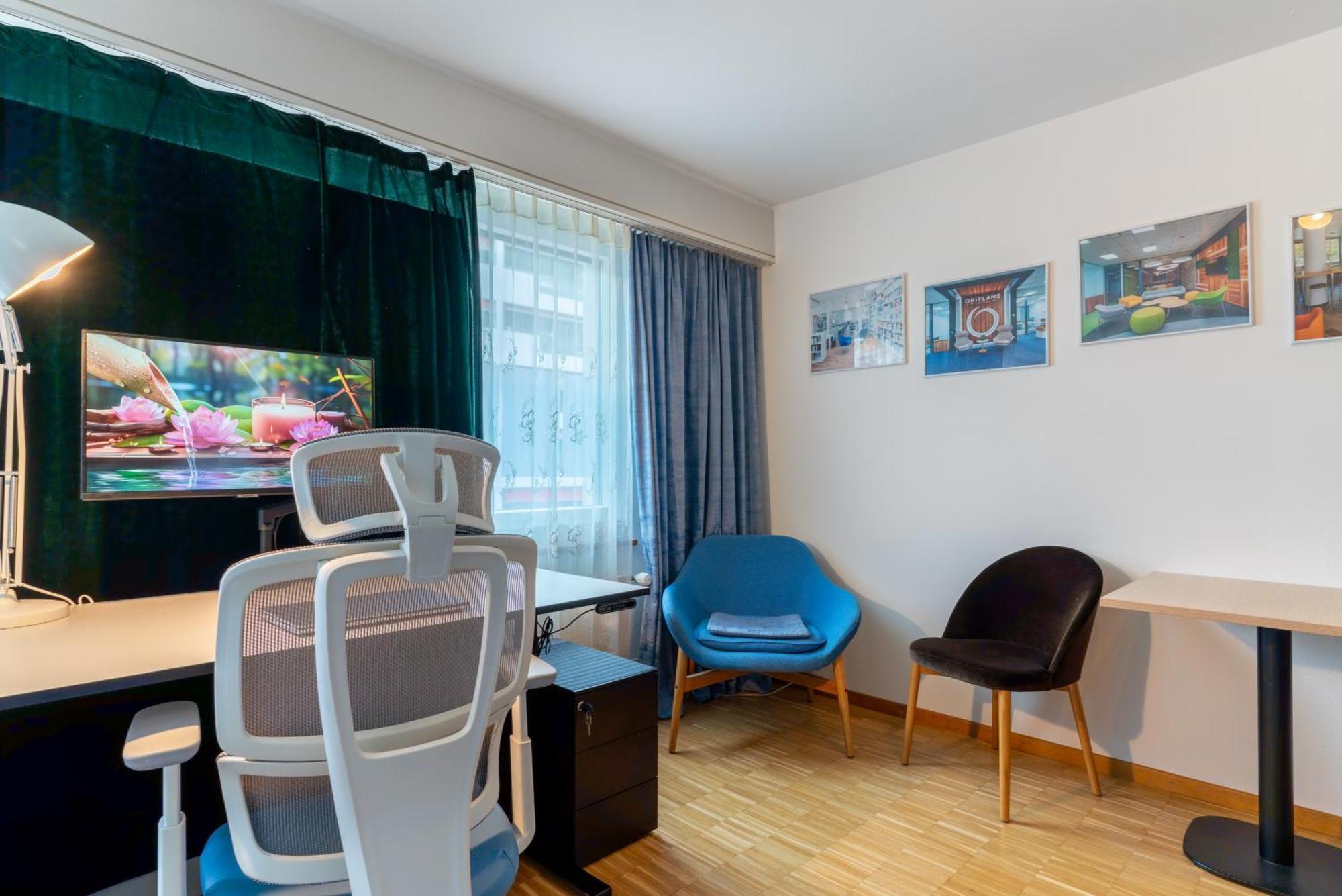 Bright Flat With Workspace Near Downton *