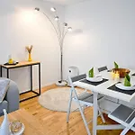 Expo-Basel-Ch Apt, Amazon Prime Video, Wifi, Coffee & Tee, Popcorn, Kitchen