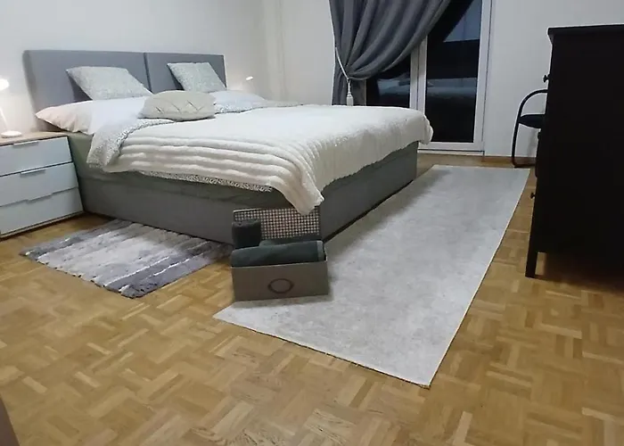 4 Zimmer, 6 Betten, Neu Moebliert, Im Zentrum