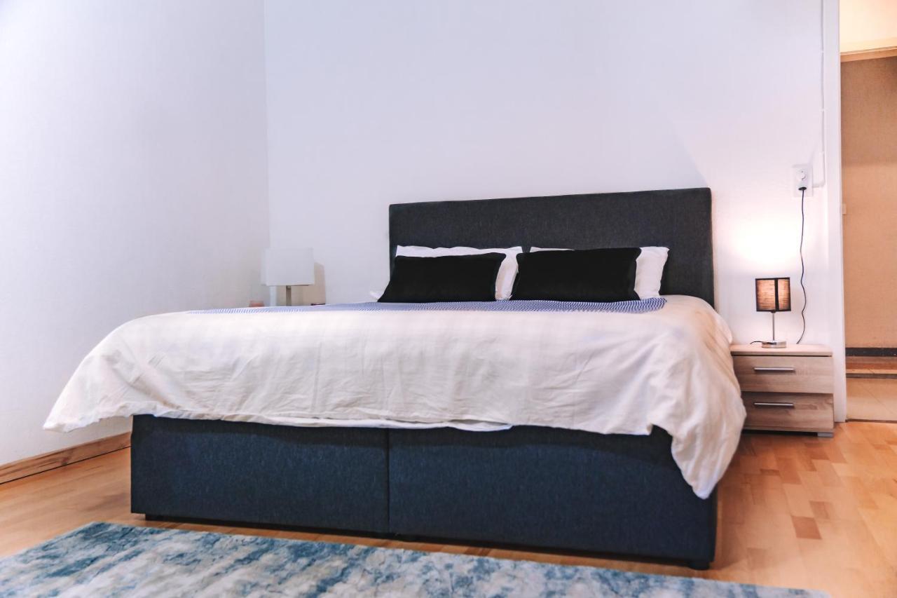 Messe In The Center Of Apartment