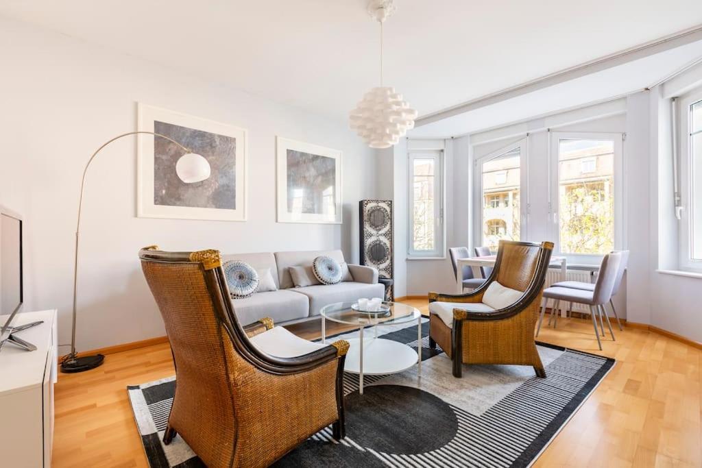Quiet And Bright Near Everything Apartment