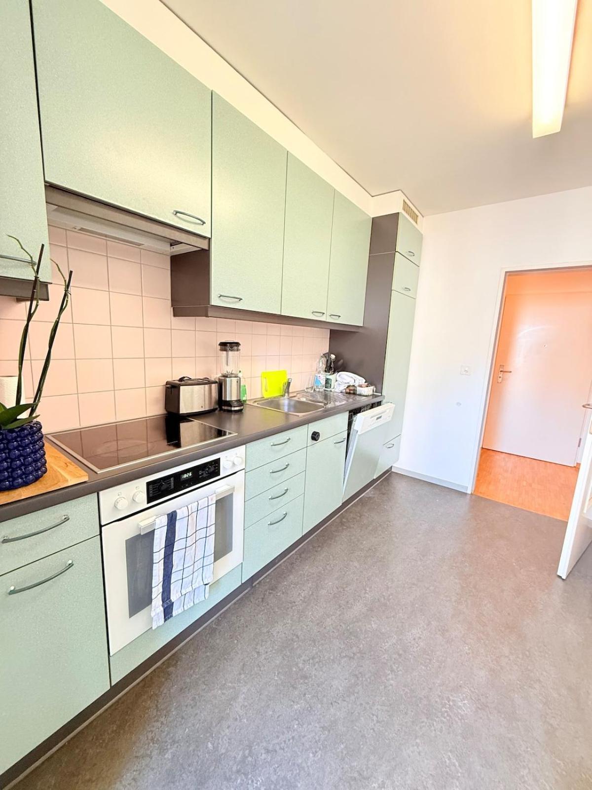 Very Flat 80 Meter From Sbb Apartment