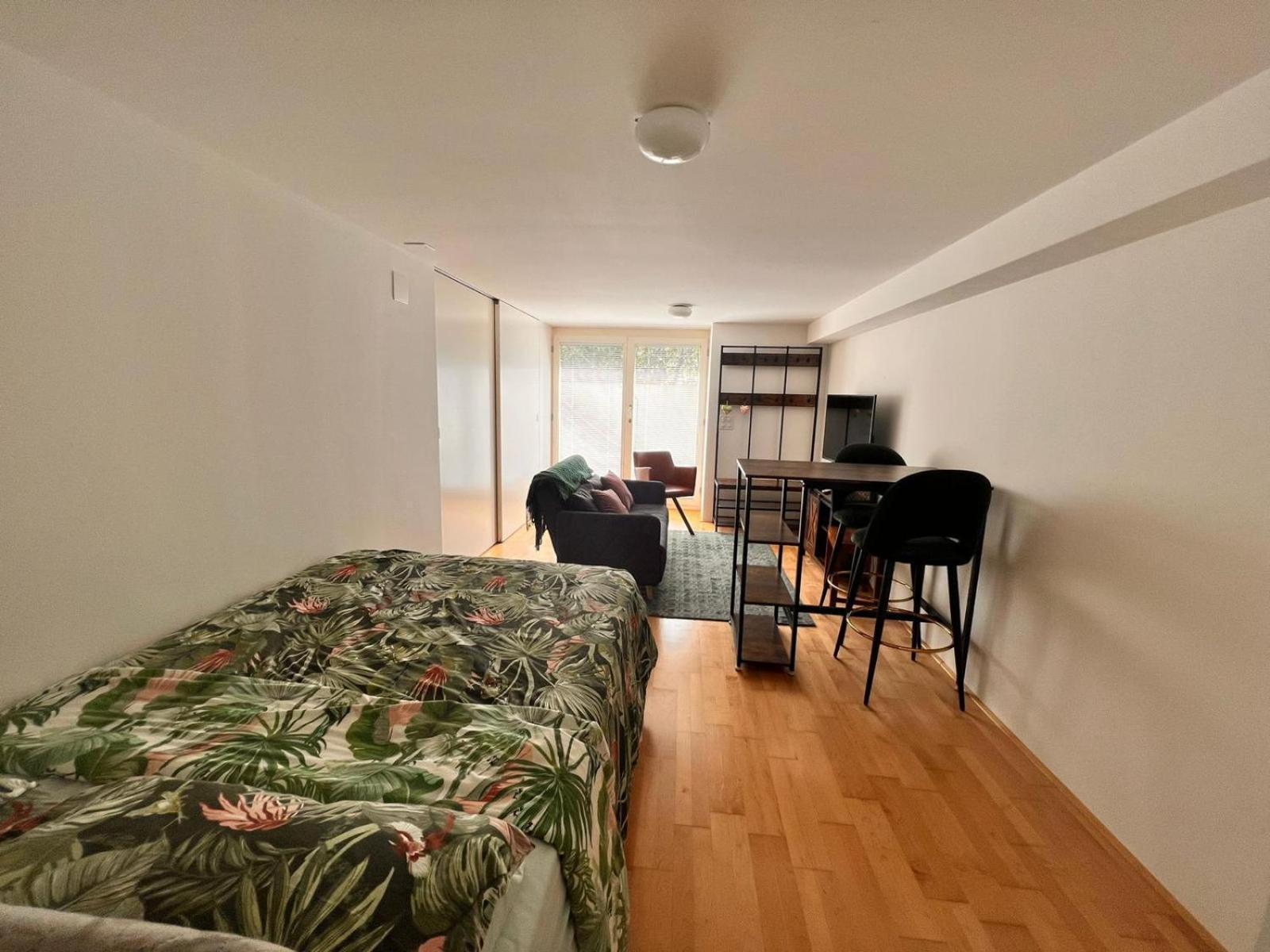 57 - Two Bus Stops Or 15 Minutes Walking Distance To Esc Event Apartment