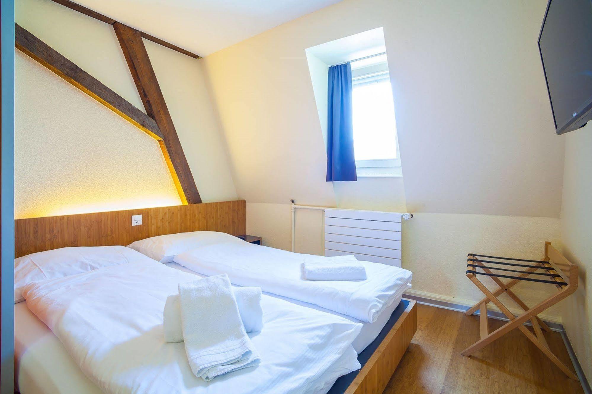 Easyhotel - Self Service And Self Check-in *