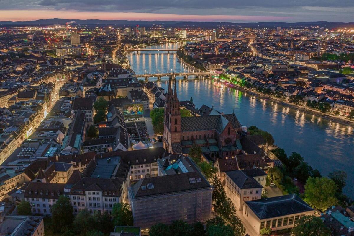 Special Roger F Rabbit 2 Apartment, Roche Towers, 10-star * Basel