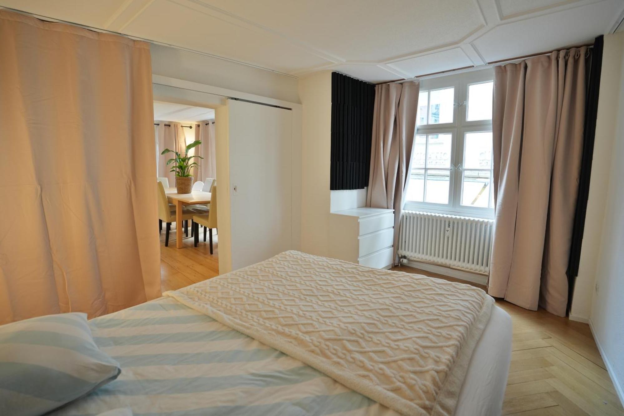 Cozy Center, 4 Bedroom- 120sq, 5min Walk To Main Station