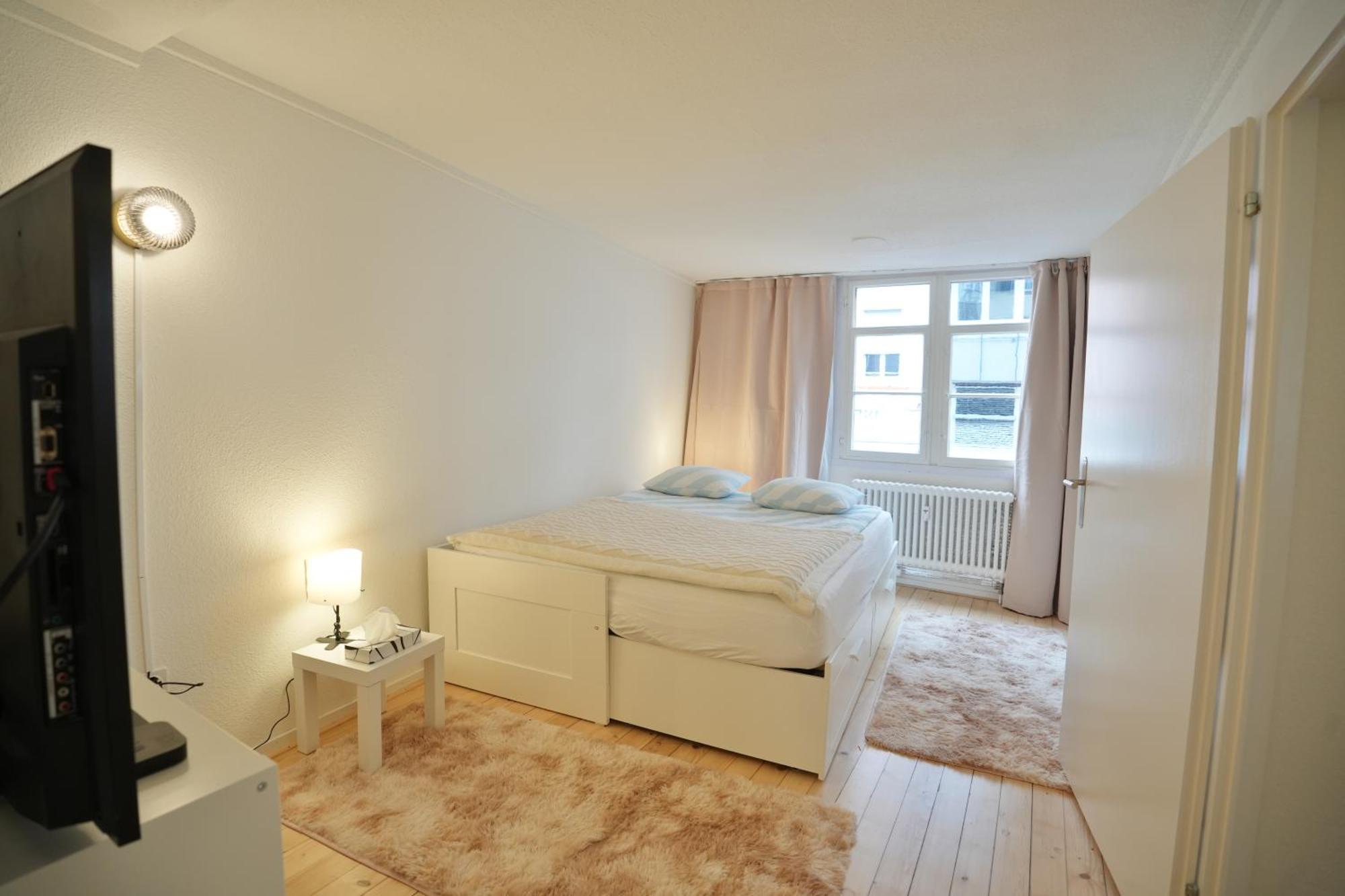 Cozy Center, 4 Bedroom- 120sq, 5min Walk To Main Station Apartment *