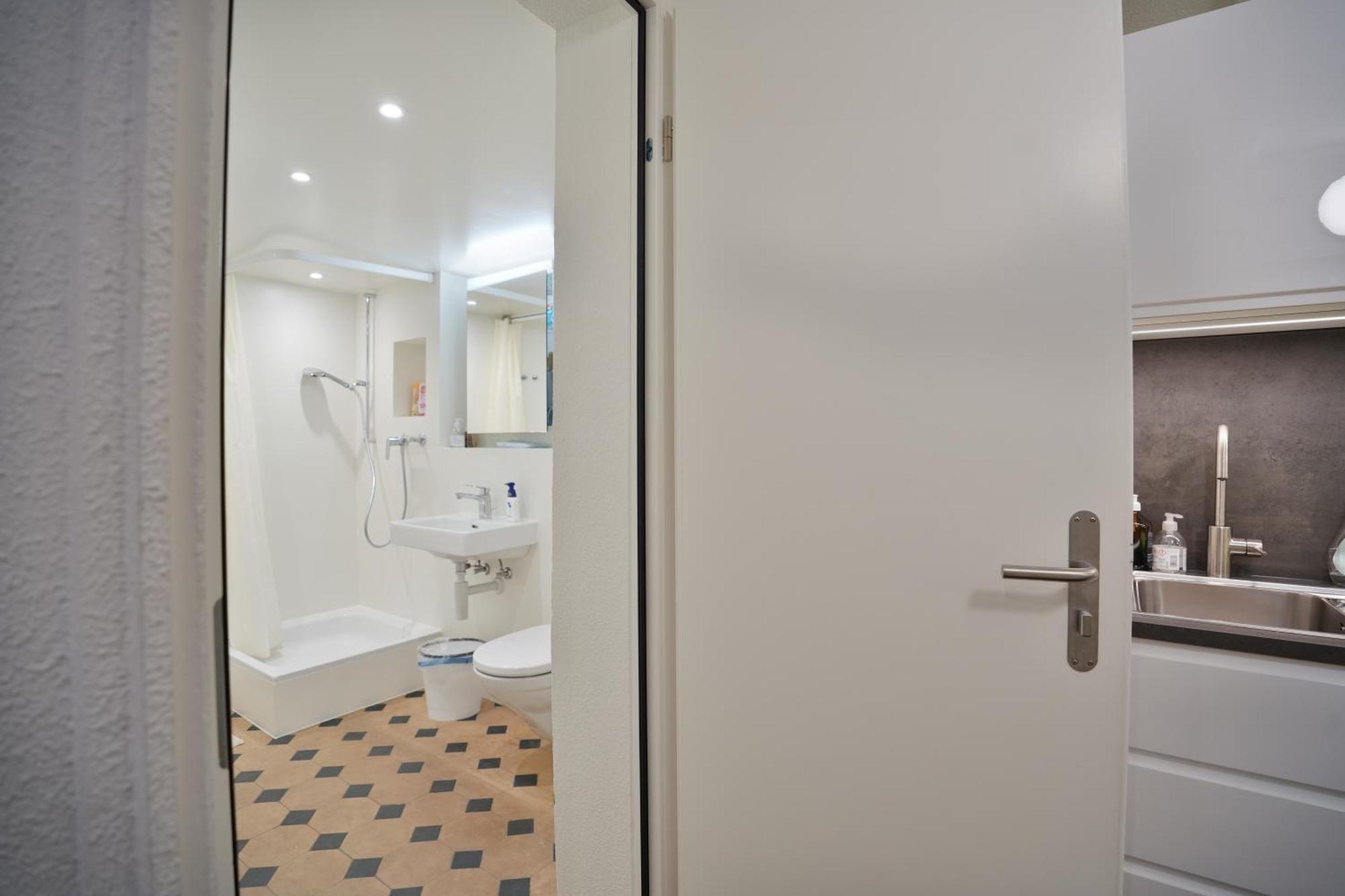 Cozy Center, 4 Bedroom- 120sq, 5min Walk To Main Station Apartment