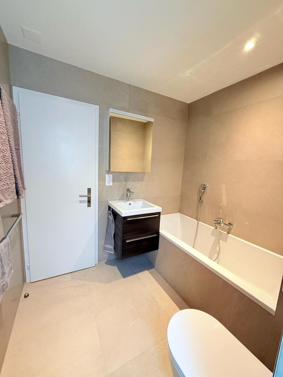 Modernes In Basel-stadt Apartment *